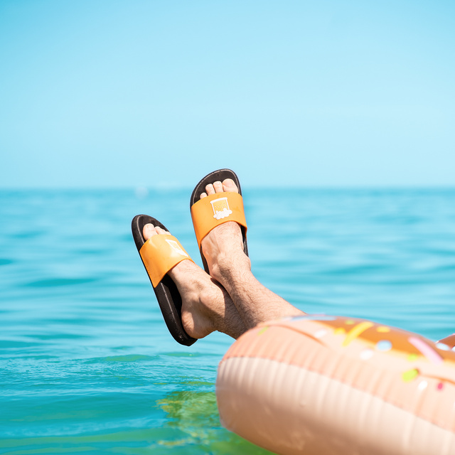 Chanclas de playa para mujer y hombre.SOXO Beer | Perfecto para unas vacaciones en la playa y una piscina | Goma