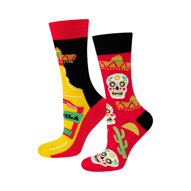 Coloridos calcetines de tequila SOXO GOOD STUFF en una botella