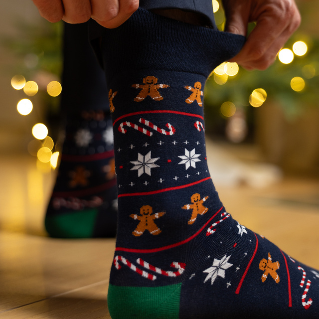 Calcetines con muñeco de jengibre en tarjeta navideña
