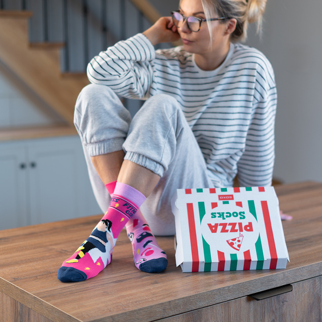 Un juego en una caja de 6 calcetines coloridos SOXO para mujer