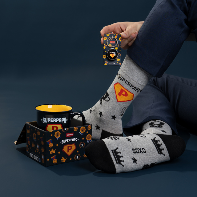 Conjunto de calcetines Super Papa para hombre en taza con llavero