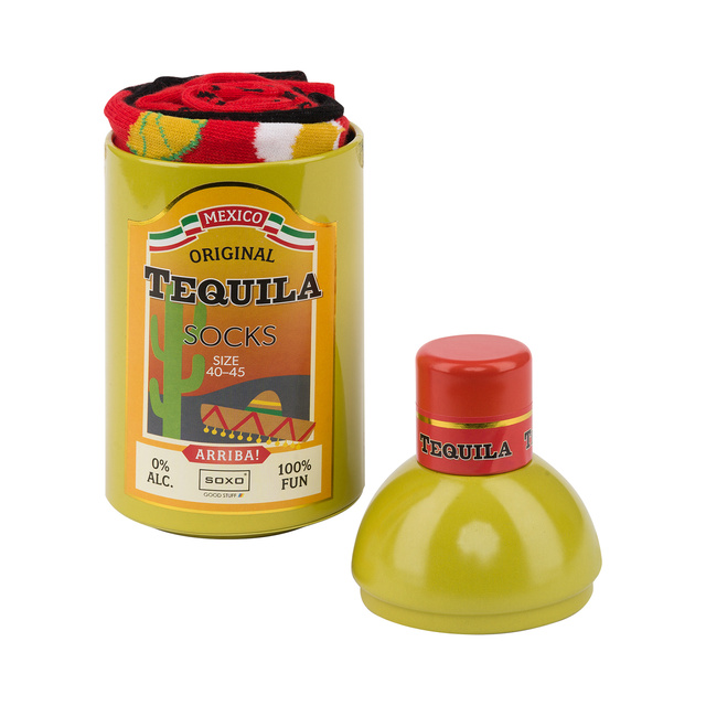 Coloridos calcetines de tequila SOXO GOOD STUFF en una botella