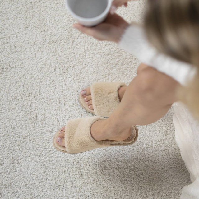 Pantuflas de mujer SOXO piel beige con suela dura de TPR