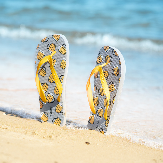 Chanclas de playa para mujer y hombre.SOXO | Cerveza alegre y colorida | Perfecto para unas vacaciones en la playa y una piscina