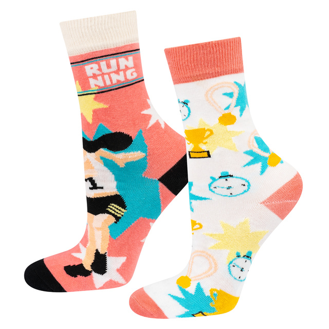 Un juego en una caja de 6 calcetines coloridos SOXO para mujer