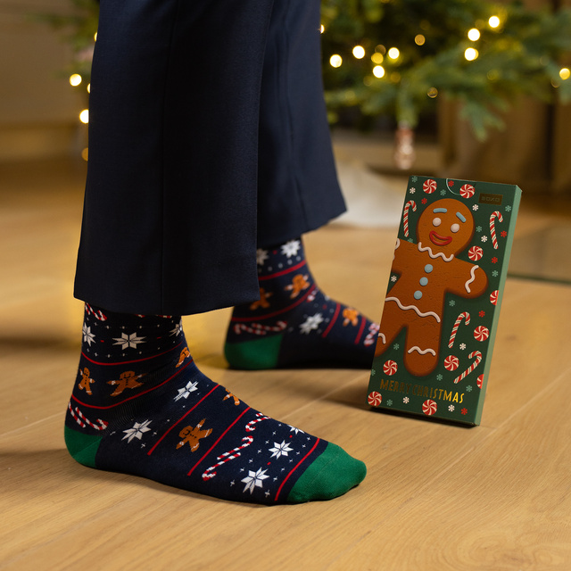 Calcetines con muñeco de jengibre en tarjeta navideña
