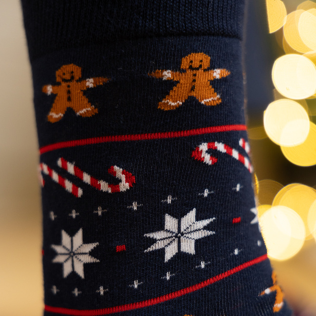 Calcetines con muñeco de jengibre en tarjeta navideña