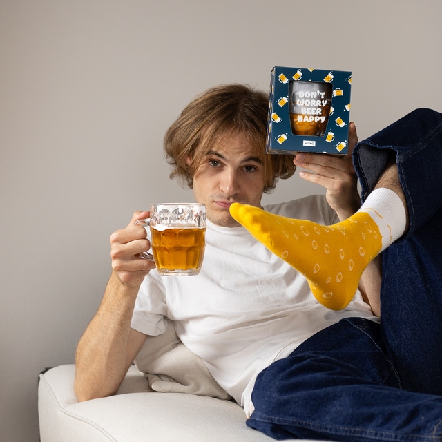 Un par de calcetines de hombre SOXO en una jarra de cerveza con almohadillas