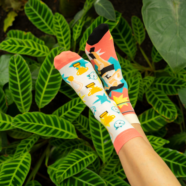 Un juego en una caja de 6 calcetines coloridos SOXO para mujer