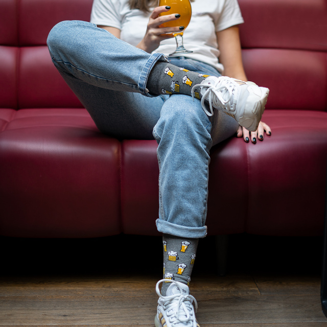 Calcetines de colores SOXO GOOD STUFF para hombre, divertida cerveza oscura, ahumada en lata