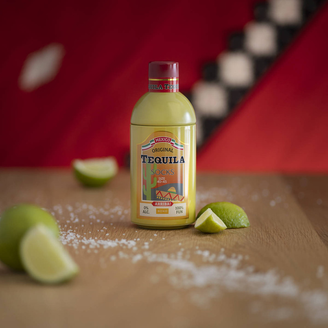 Coloridos calcetines de tequila SOXO GOOD STUFF en una botella