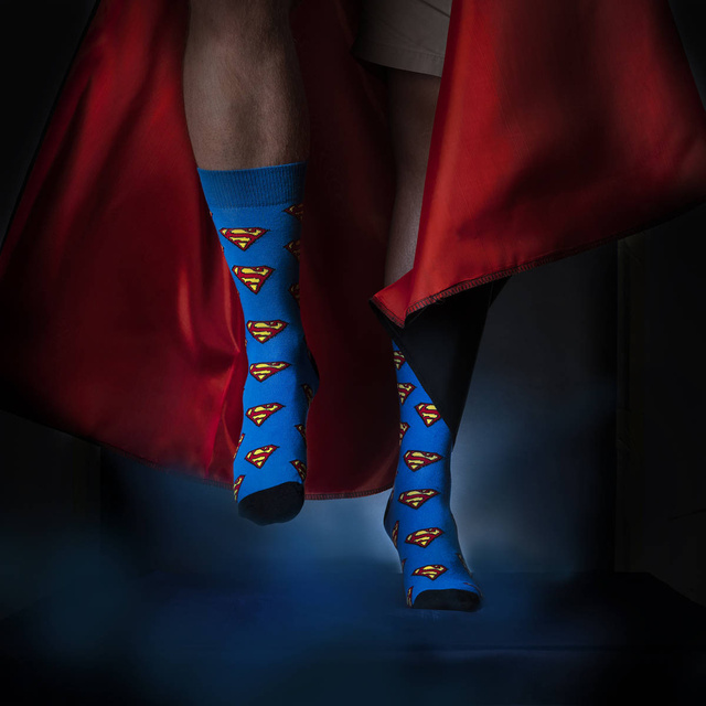 Juego de 1 calcetines de colores SOXO Superman y 1 pantuflas de Superman para hombre