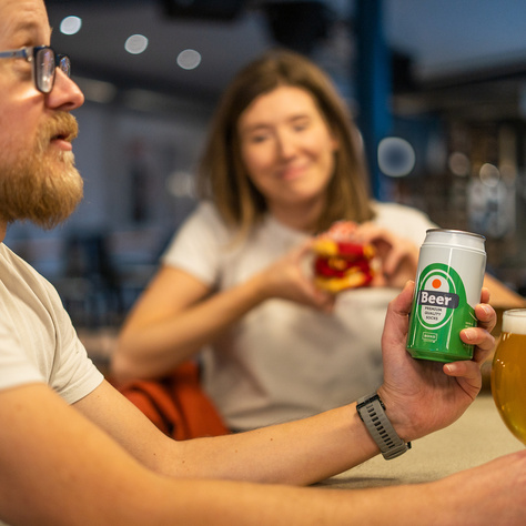 Calzoncillos y calcetines para hombre en una lata de cerveza SOXO | Regalo divertido para un hombre