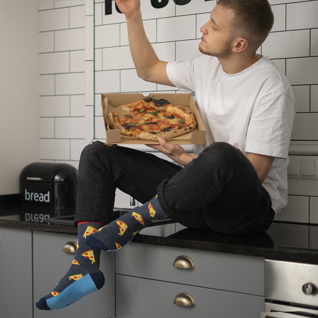 Juego de 6 calcetines coloridos SOXO GOOD STUFF para hombre en una caja de pizza