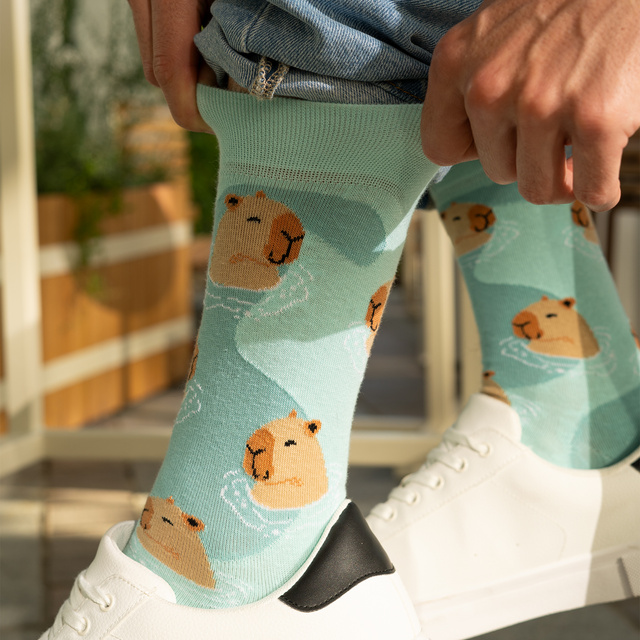 Calcetines de hombre SOXO capybara en el baño - 2