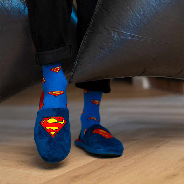 Juego de 1 calcetines de colores SOXO Superman y 1 pantuflas de Superman para hombre