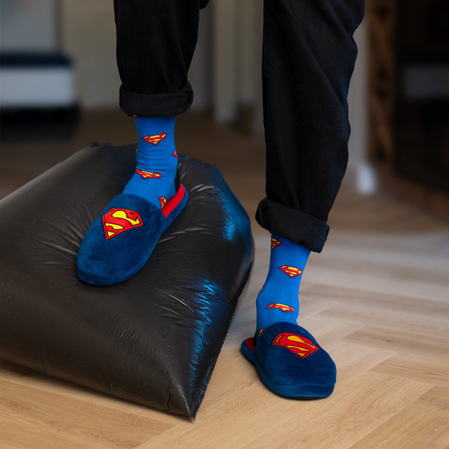 Juego de 1 calcetines de colores SOXO Superman y 1 pantuflas de Superman para hombre