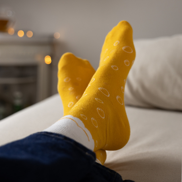 Un par de calcetines de hombre SOXO en una jarra de cerveza con almohadillas