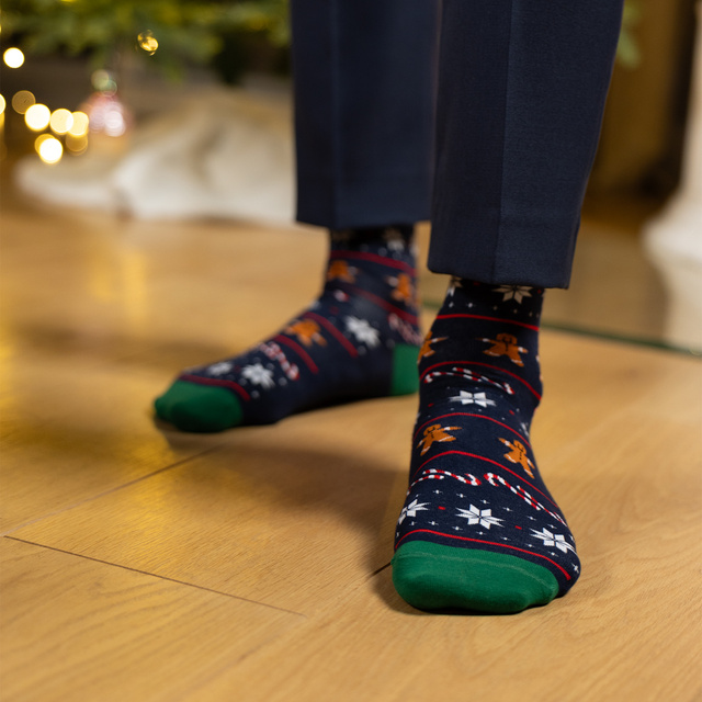 Calcetines con muñeco de jengibre en tarjeta navideña