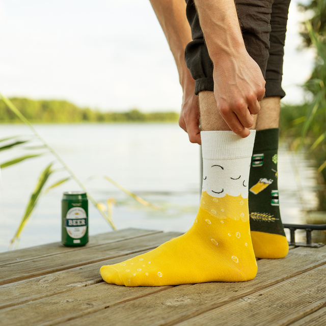 Juego de 3 calcetines coloridos SOXO GOOD STUFF para hombre con cerveza divertida en una lata para regalo