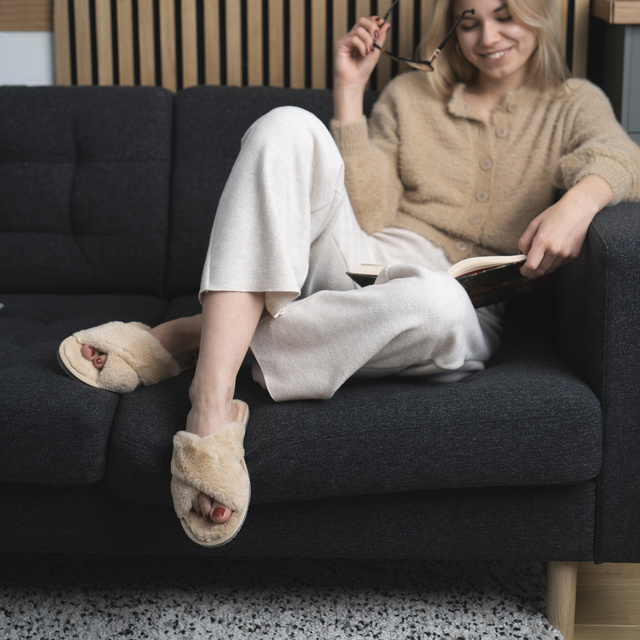 Pantuflas de mujer SOXO piel beige con suela dura de TPR