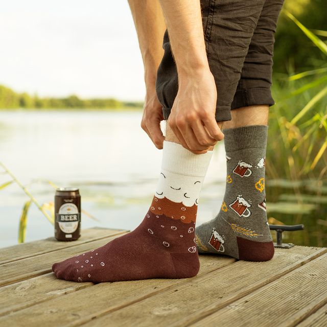 Juego de 3 calcetines coloridos SOXO GOOD STUFF para hombre con cerveza divertida en una lata para regalo