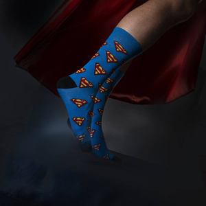 Juego de 1 calcetines de colores SOXO Superman y 1 pantuflas de Superman para hombre