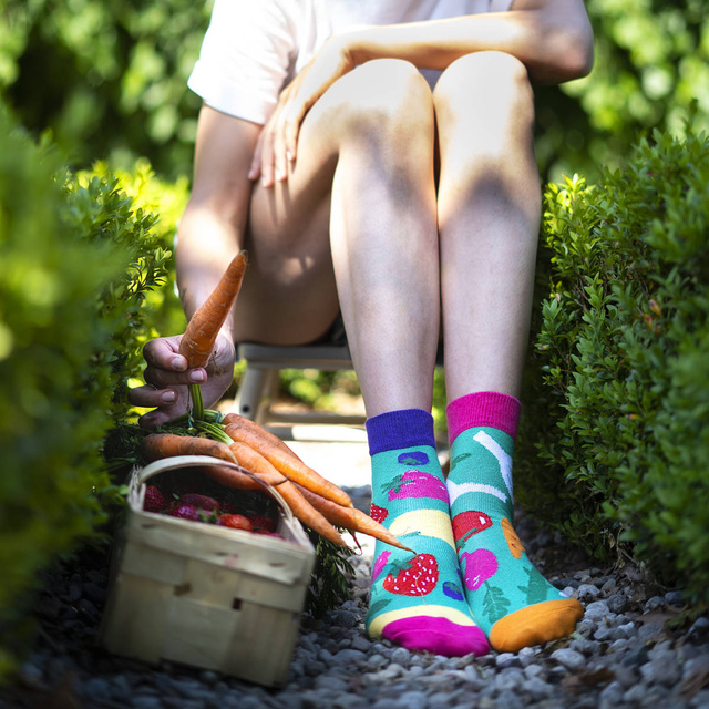 Un juego en una caja de 6 calcetines coloridos SOXO para mujer