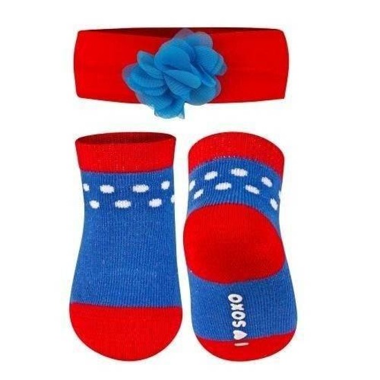 Un conjunto de calcetines de bebé SOXO azules con diadema