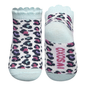 Calcetines de bebé SOXO blancos con estampado de leopardo