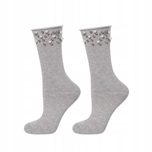 Calcetines de mujer SOXO con perlas grises.