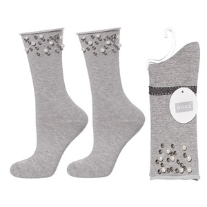 Calcetines de mujer SOXO con perlas grises.