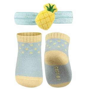 Un conjunto de calcetines de bebé SOXO azules con una diadema con piña
